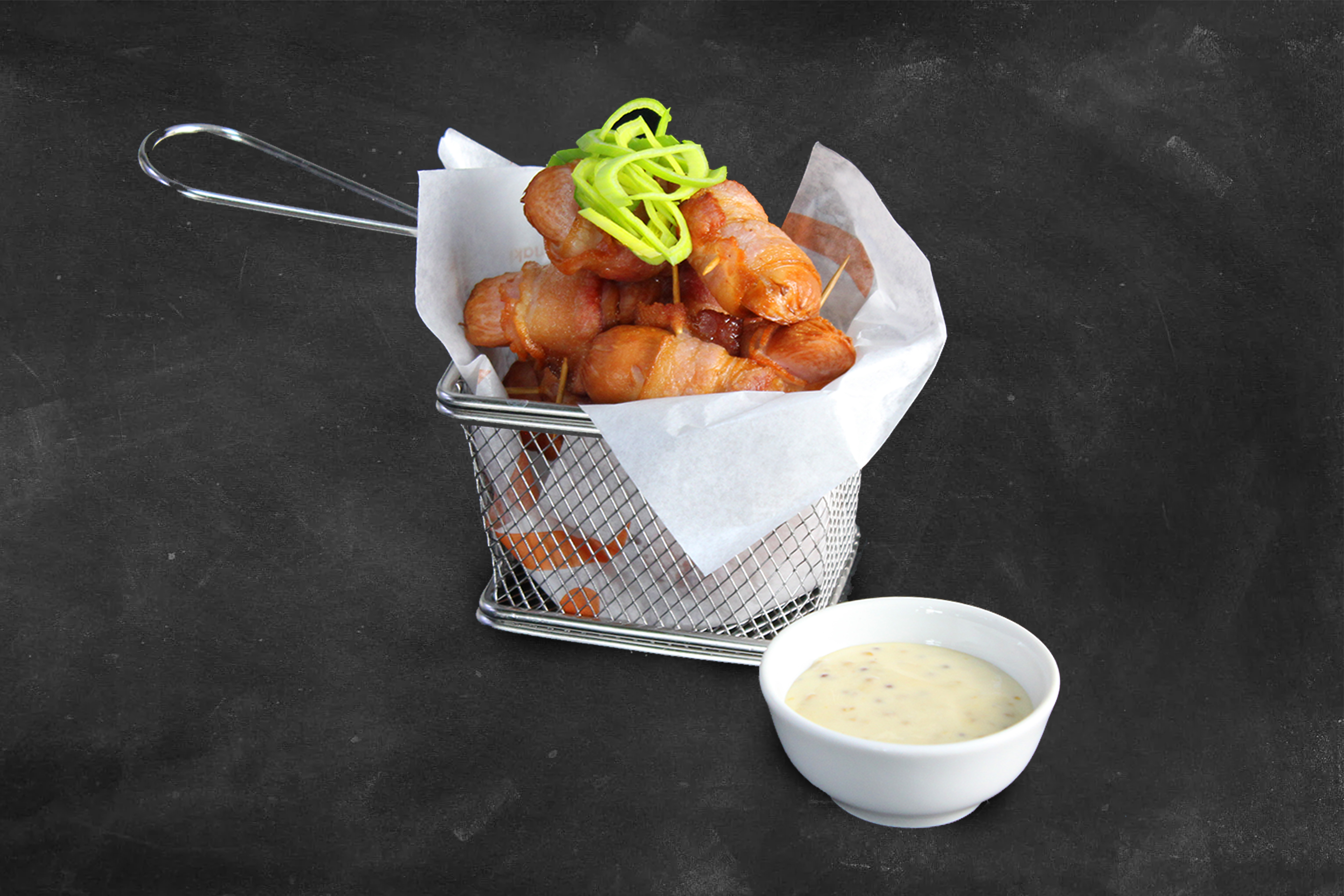 КОЛБАСКИ В БЕКОНЕ С МЕДОВОЙ ГОРЧИЦЕЙ