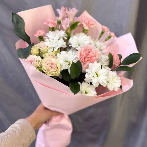 Букет цветов: ромашки, кустовая роза, диантусы (б2068)