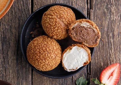 Булочка шу с шоколадным кремом