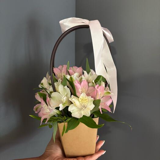 Сумочка с альстромерией