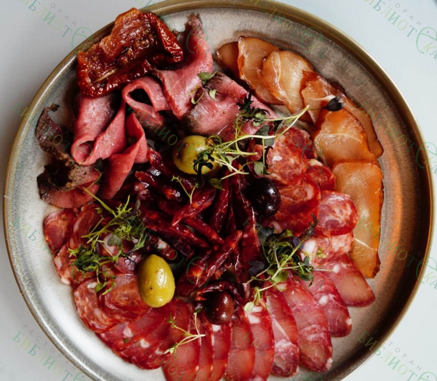 Тарелка мясных деликатесов