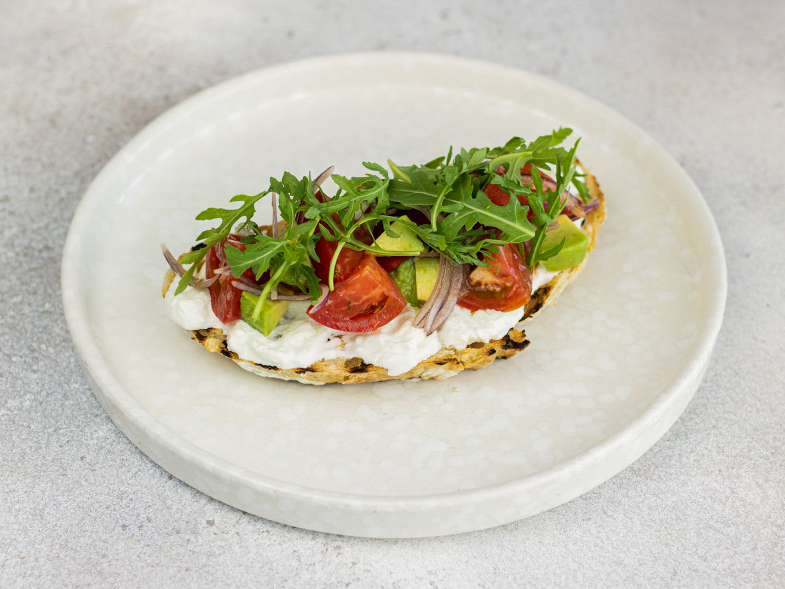 Брускетта со страчателлой, авокадо и томатами