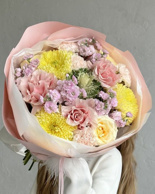 Букет из хризантем и диантусов