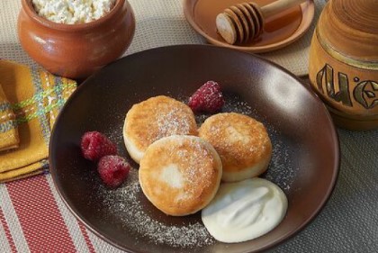 Домашние сырники со сметаной