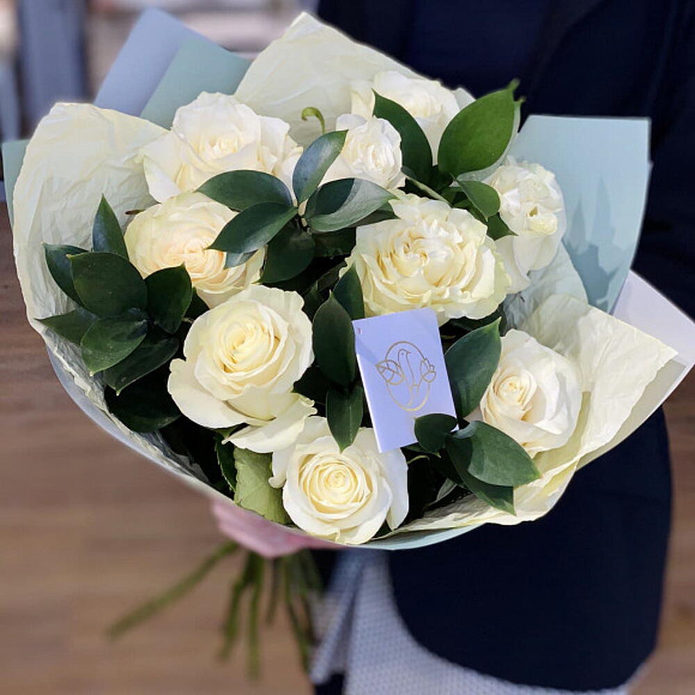 Белые розы с рускусом 