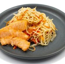Яичная лапша с лососем