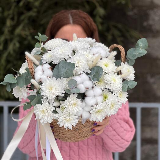 Корзина с хризантемами,хлопком,эвкалиптом