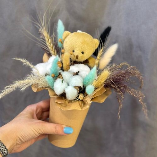 Букет из сухоцветов в сиакаечике с мягким коричневым мишкой