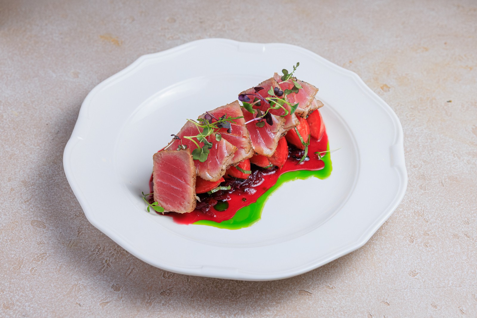 Тунец с луком и помидорами