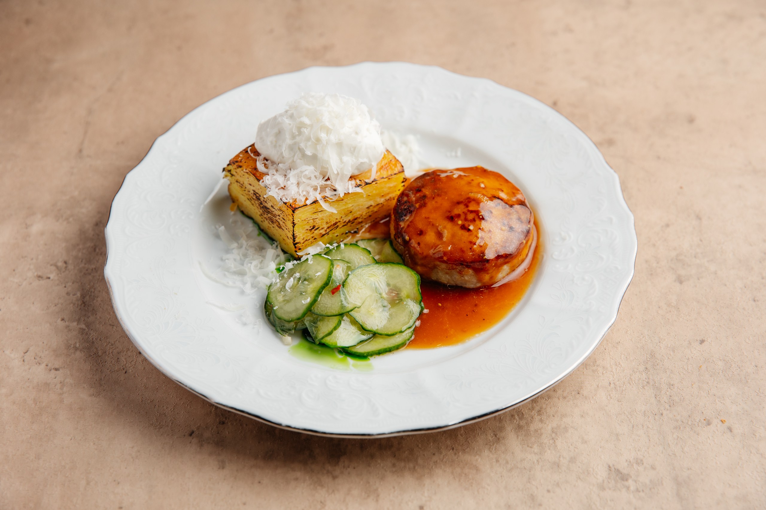 Куриная котлета с картофельным гратеном и огурчиками 