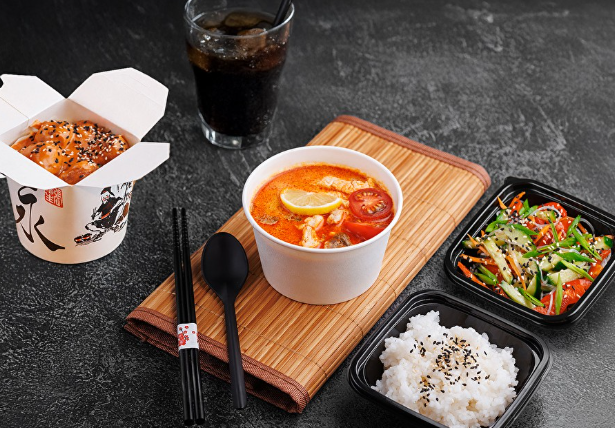 Том-ям с курицей, салат фунчоза с овощами, тефтели в томатно-сливочном соусе, «Любимый» кола