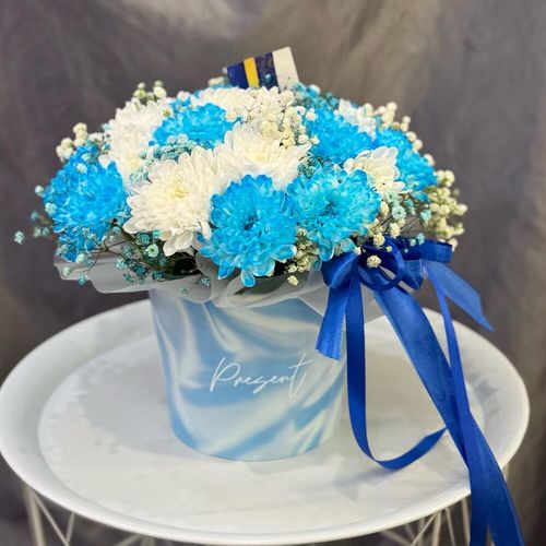 Букет из белых и голубых хризантем с гипсофилой (к0098)