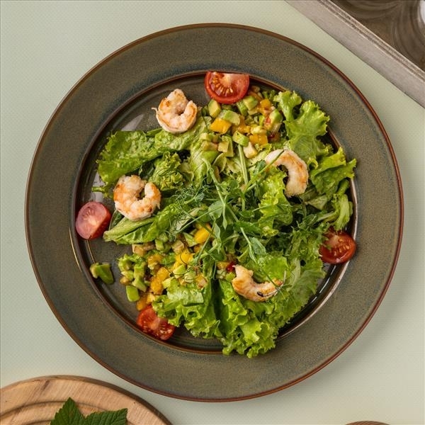 Салат с креветками, авокадо и черри