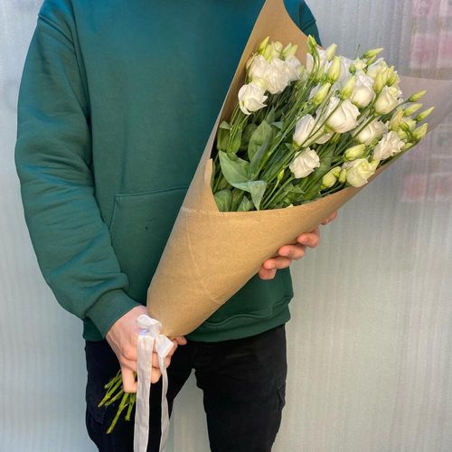 Букет из 9 белых эустом в крафте