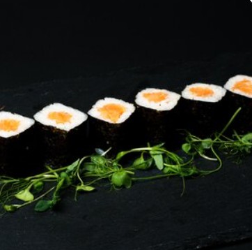 Маки с лососем