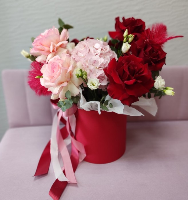 Коробка с французскими розами и гортензией