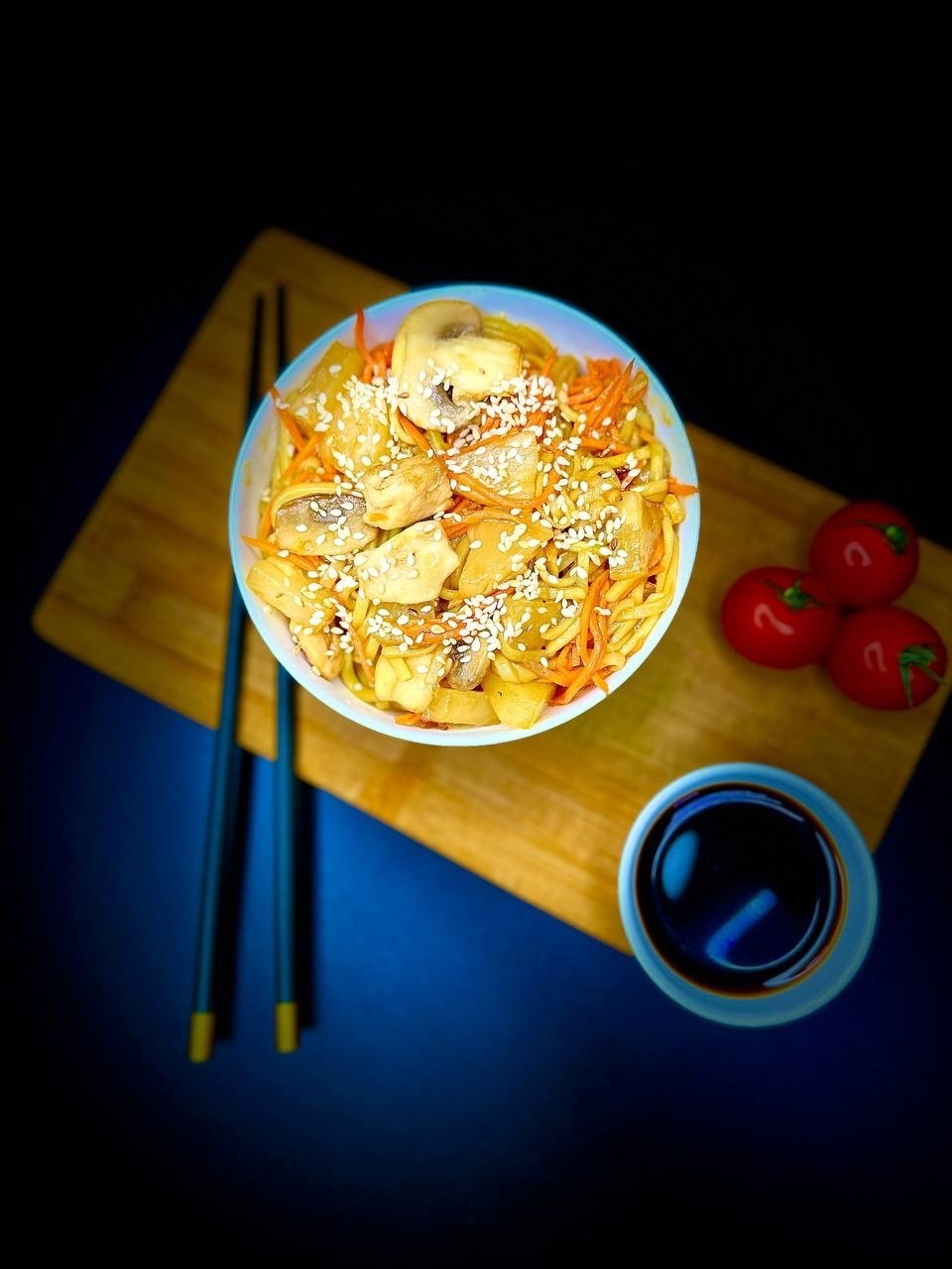 Вок с курицей и ананасами