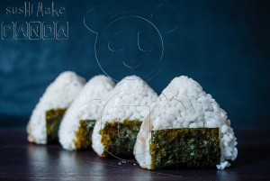 Онигири с лососем