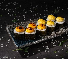 Гриль-ролл с тунцом и тигровой креветкой