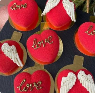 Пирожное сердце красное