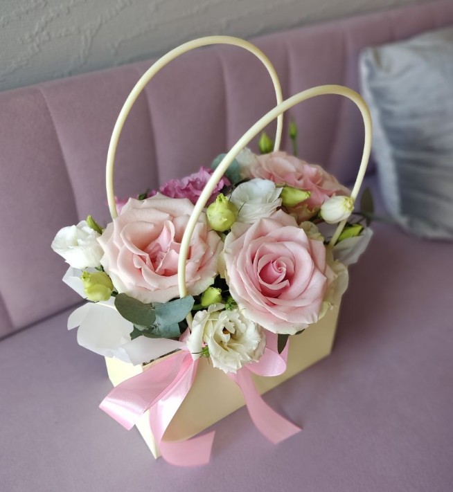 Коробка с французскими розами и эустомой