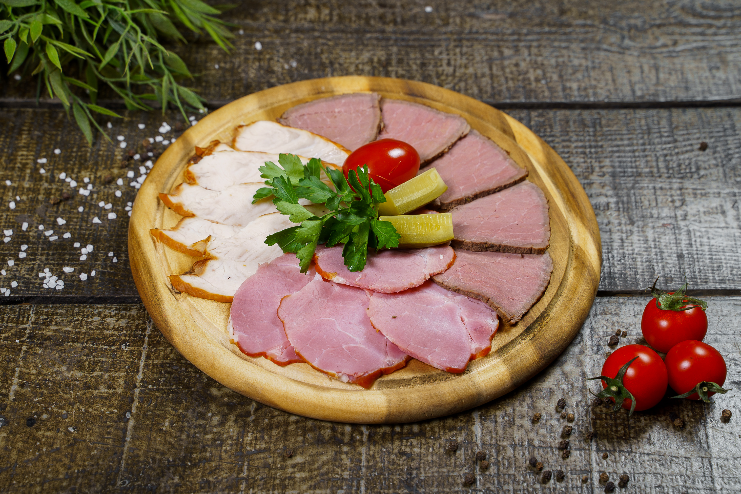 Нарезка мясных копченостей