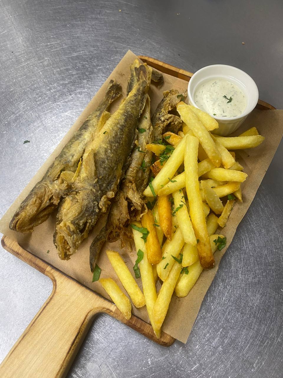 Навага северная с картофелем фри и соусом тар-тар