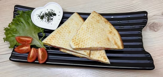 Кесадилья сырная с курицей.