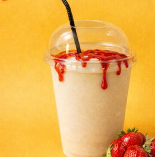 Молочный коктейль с клубничным топпингом 300мл