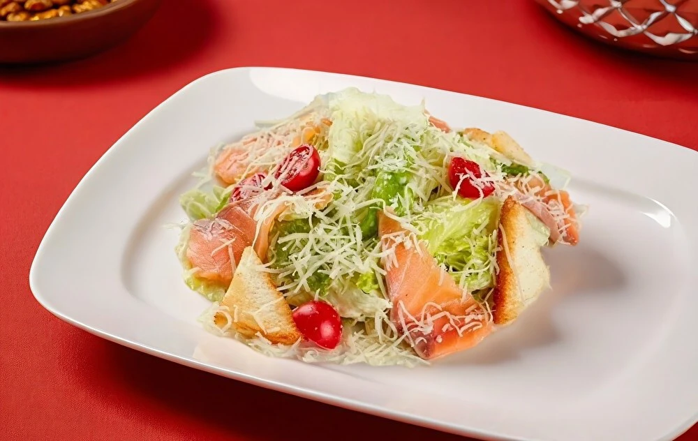 Салат Цезарь с семгой