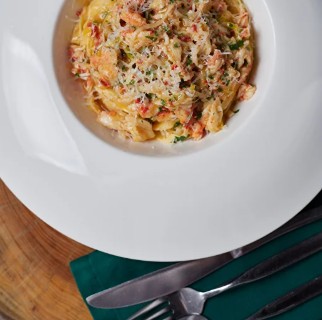 Краб и пряный биск под красной икрой