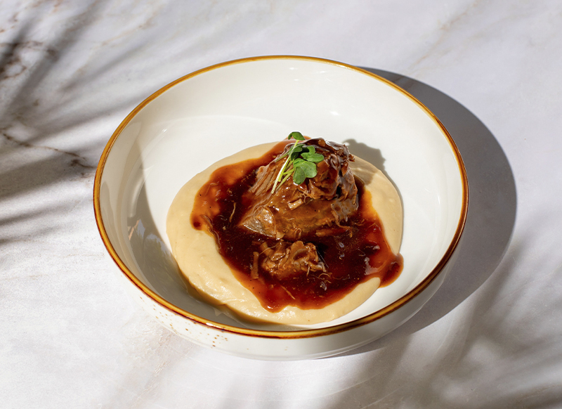 Телячьи щёчки в соусе демиглас с картофельным пюре