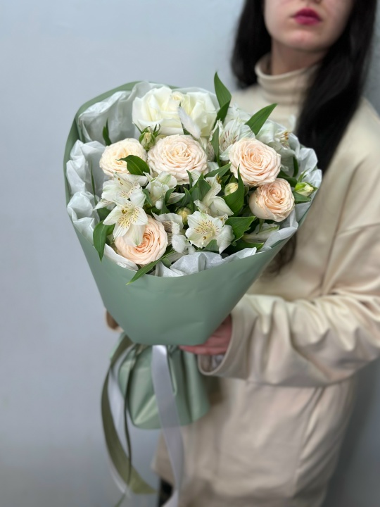 Белая альстромерия с кремовой кустовой пионовидной розой в круглой упаковке