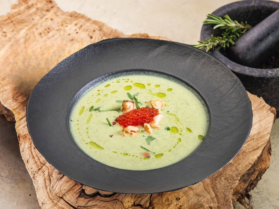 Крем-суп из брокколи с лососем и икрой