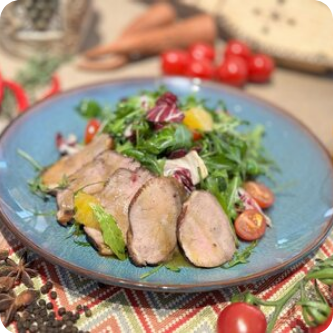 Салат с уткой, миксом зелени под апельсиновым соусом