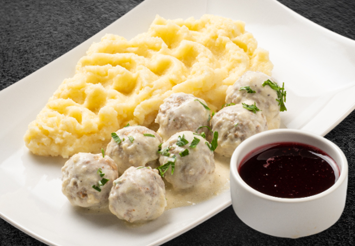 Фрикадельки с картофельным пюре и брусничным соусом