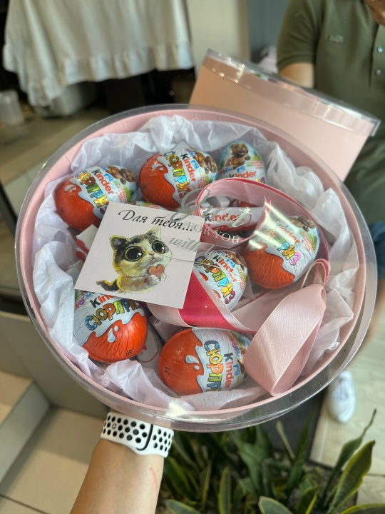 Коробочка киндеров и шоколада