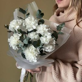 Белые диантусы с эвкалиптом