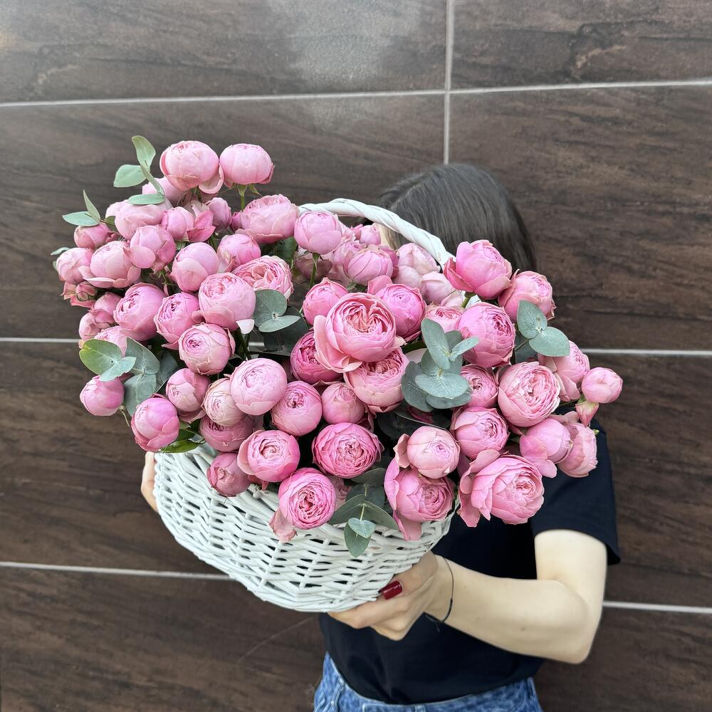 Корзина с кустовой пион розой премиум сорта silva pink и эвкалиптом