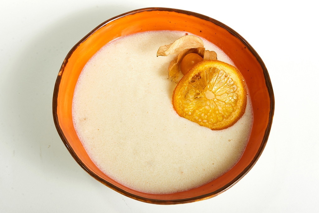 Каша манная на коровьем молоке со свежими фруктами