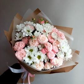 Букет ромашек и кустовых роз