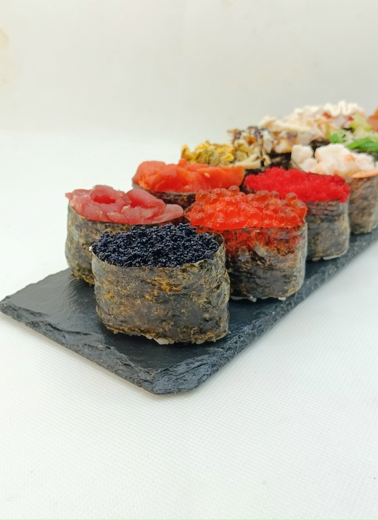 Гункан с чёрной масагой