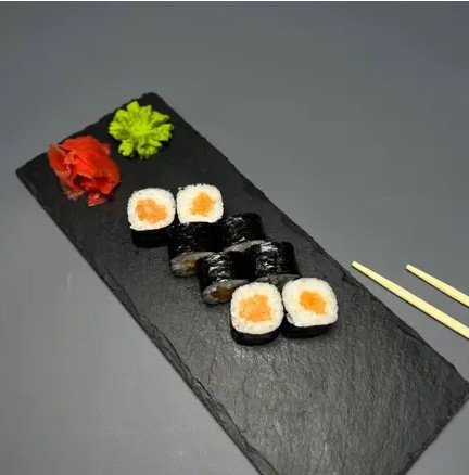 Ролл с копченым лососем