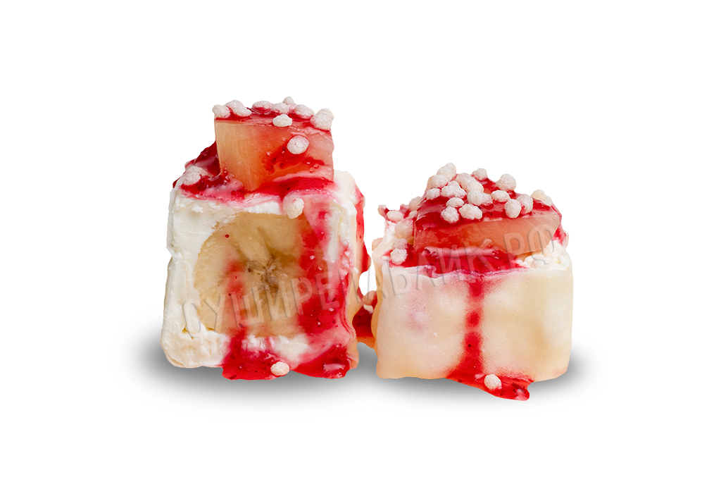 Сладкий ролл с ананасом и брусничным соусом