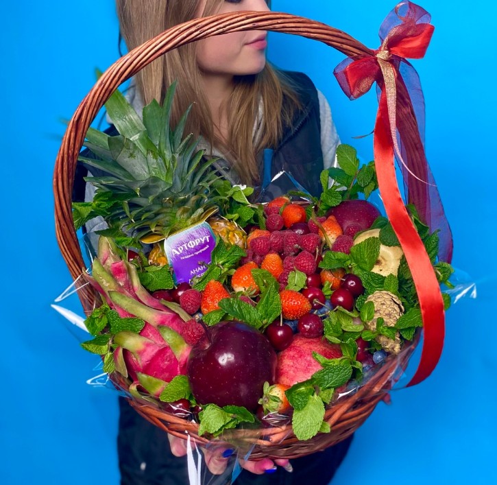 Подарочная композиция с фруктами