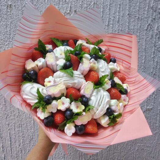 Букет сладкий с зефиром, маршмеллоу и клубникой