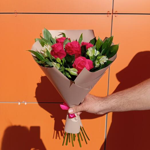 Розы с альстромерией