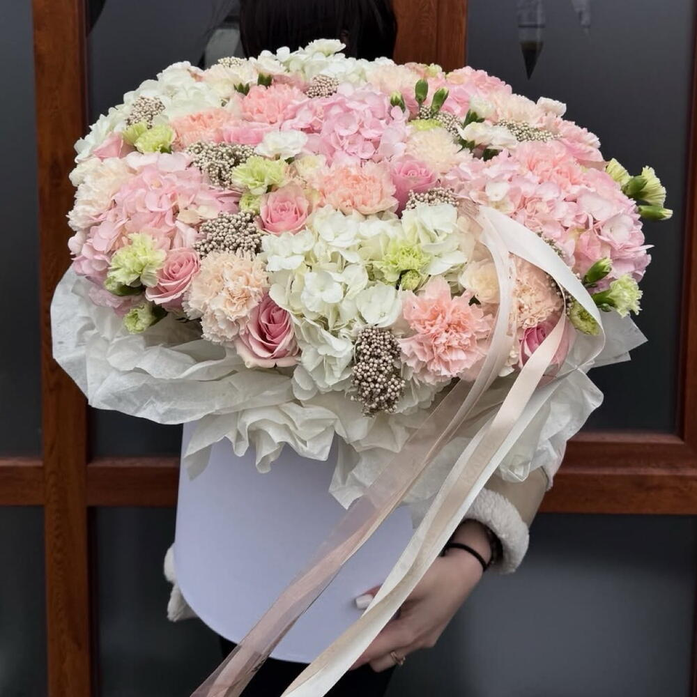 Гортензия эустома диантус цветы в коробе