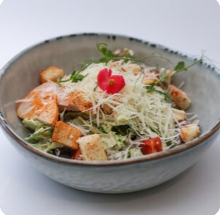 Салат Цезарь с курицей