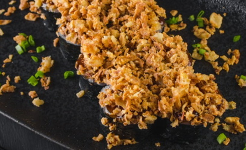 Маки с крабом и жареным луком